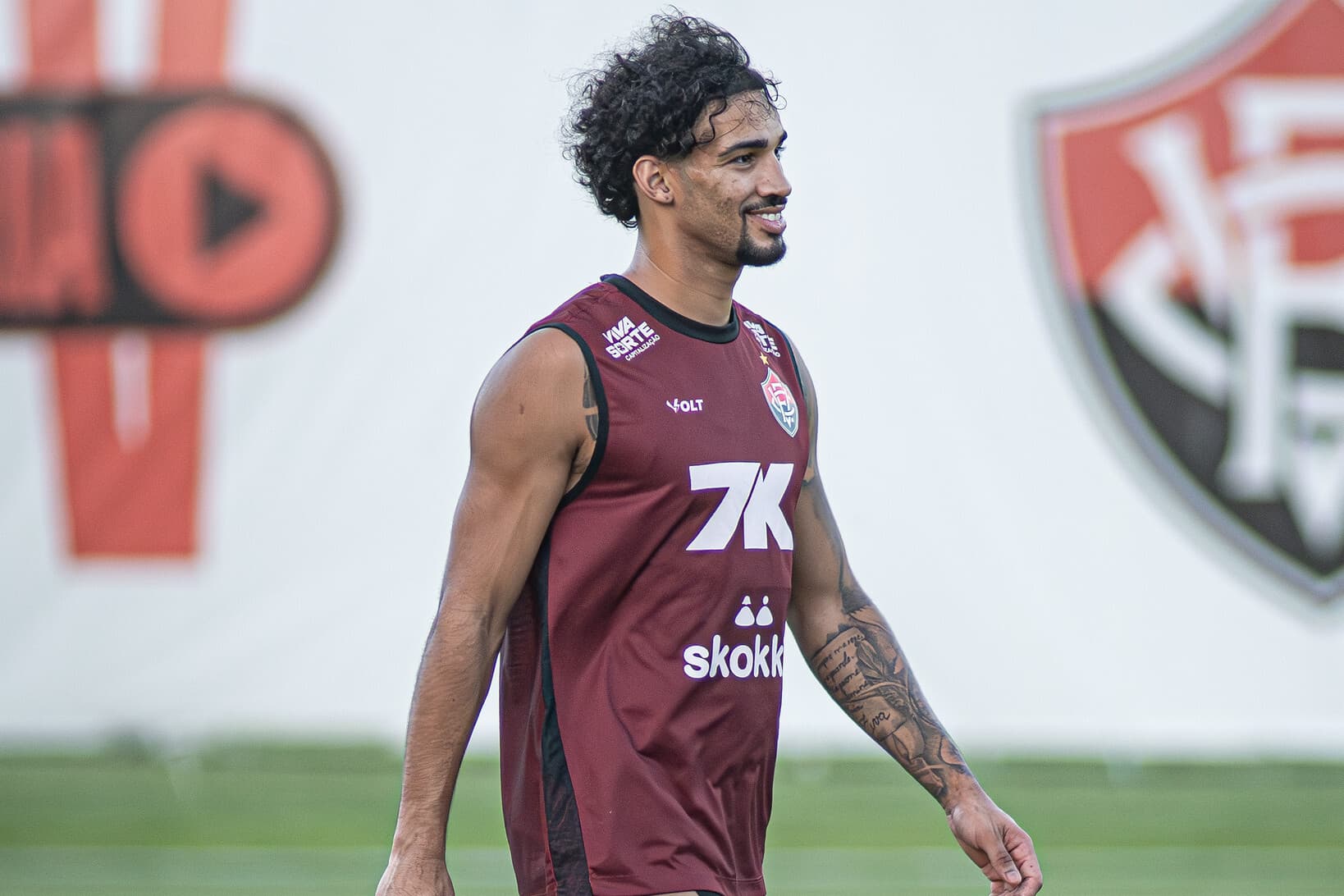 Presidente Fábio Mota ao lado do elenco do Esporte Clube Vitória