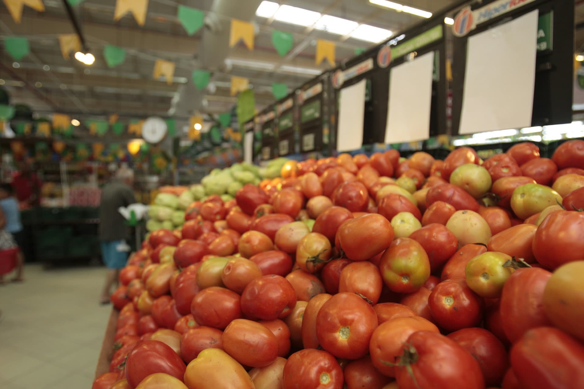 Tomates frescos em feira livre de Salvador, Bahia
