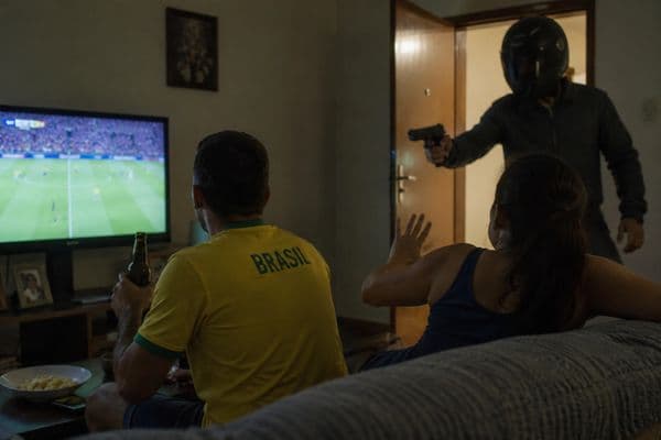 Viatura policial em cena de crime à noite em área residencial