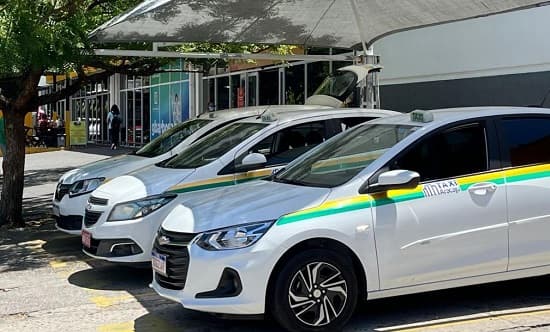 Táxi adaptado para pessoas com deficiência estacionado em via urbana de Aracaju