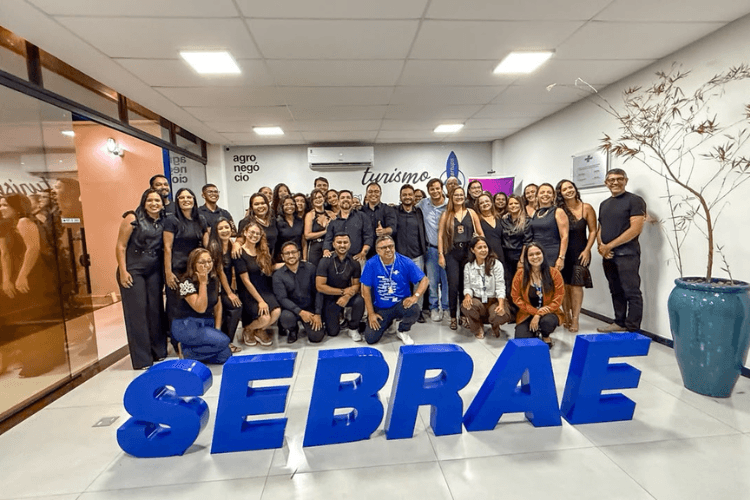 Profissionais certificados no curso de Libras em Paulo Afonso recebem diplomas na sede do Sebrae