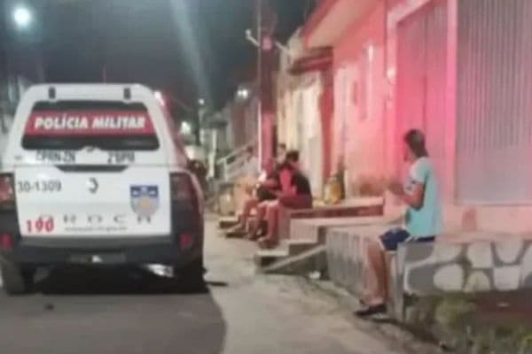 Fachada de residência isolada por fita da Polícia Militar em cena de crime no interior de Alagoas