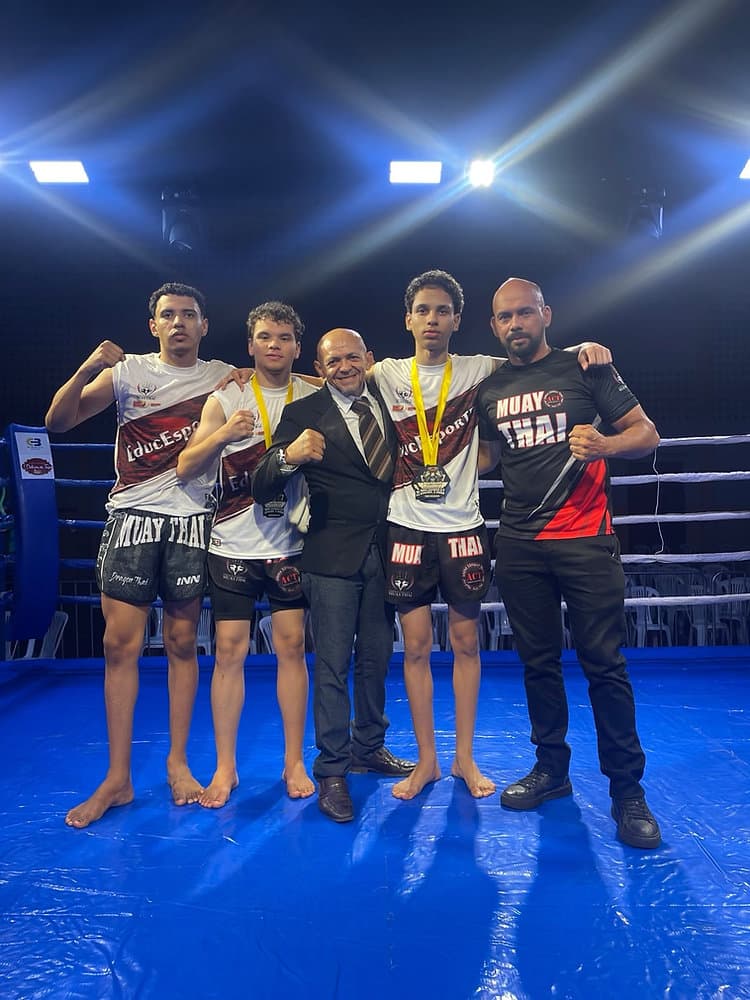Atletas da Canário Team de Delmiro Gouveia em competição de Muay Thai