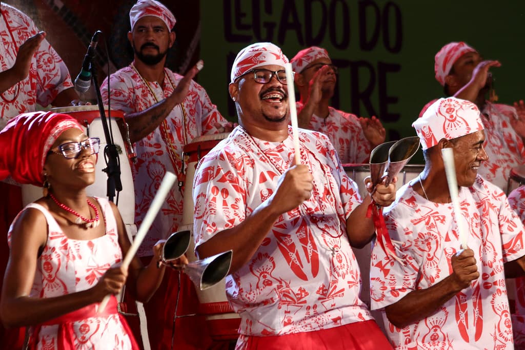Apresentação do Grupo Ofá com percussão e cânticos de matriz africana no Pelourinho, Salvador
