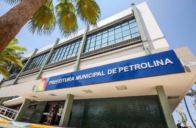 Fachada da Prefeitura de Petrolina com decreto de expediente reduzido para o jogo do Brasil na Copa do Mundo 2026
