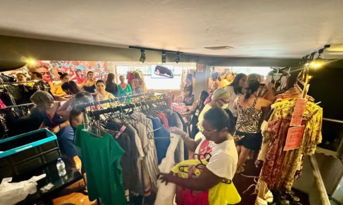 Araras com roupas coloridas em tamanhos plus size expostas em bazar de moda