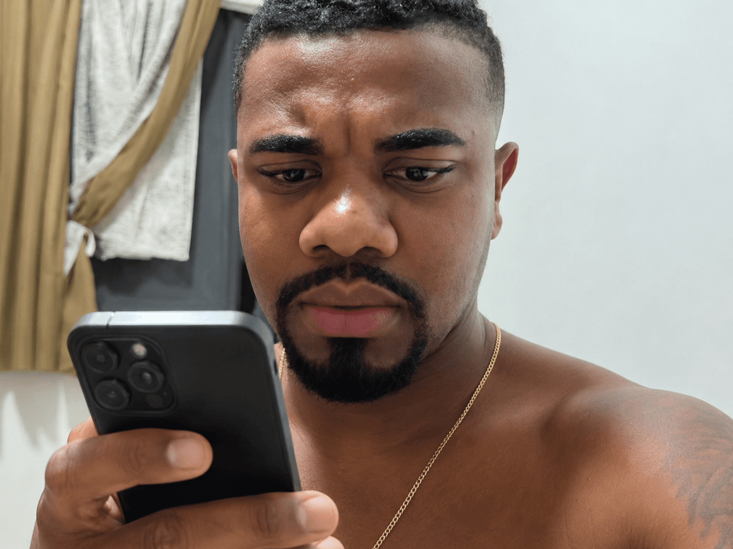 “Tá repreendido!” Davi Brito leva susto com alerta misterioso que invadiu celulares no país
