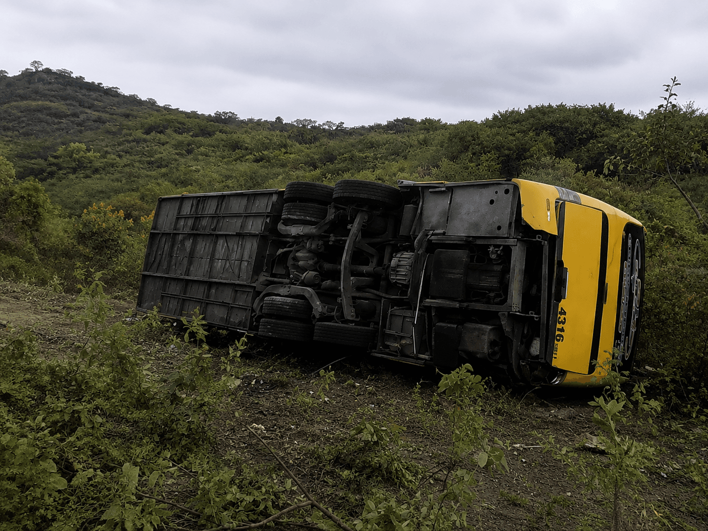 Ônibus com romeiros tomba em Canindé e deixa mortos e feridos