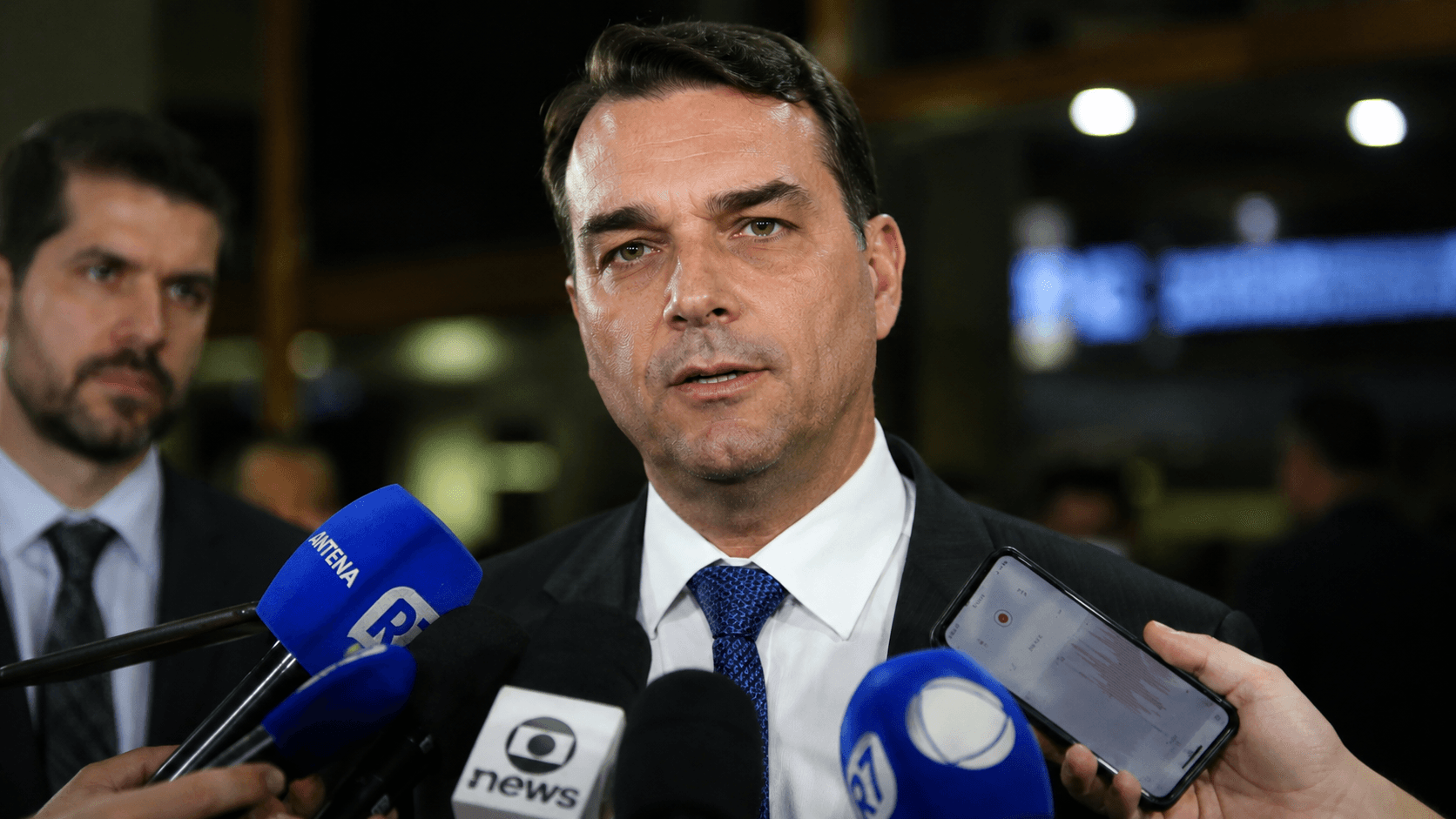 Flávio Bolsonaro diz contar com apoio de Michelle: "ela pensa como eu"