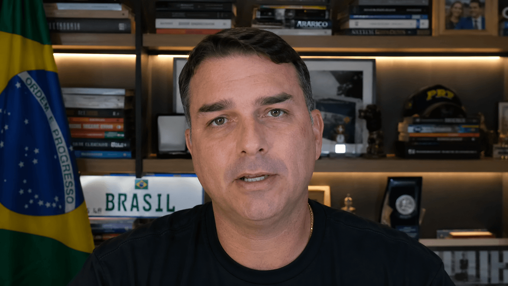 Flávio Bolsonaro reclama de "boicote" à campanha e alfineta Michelle