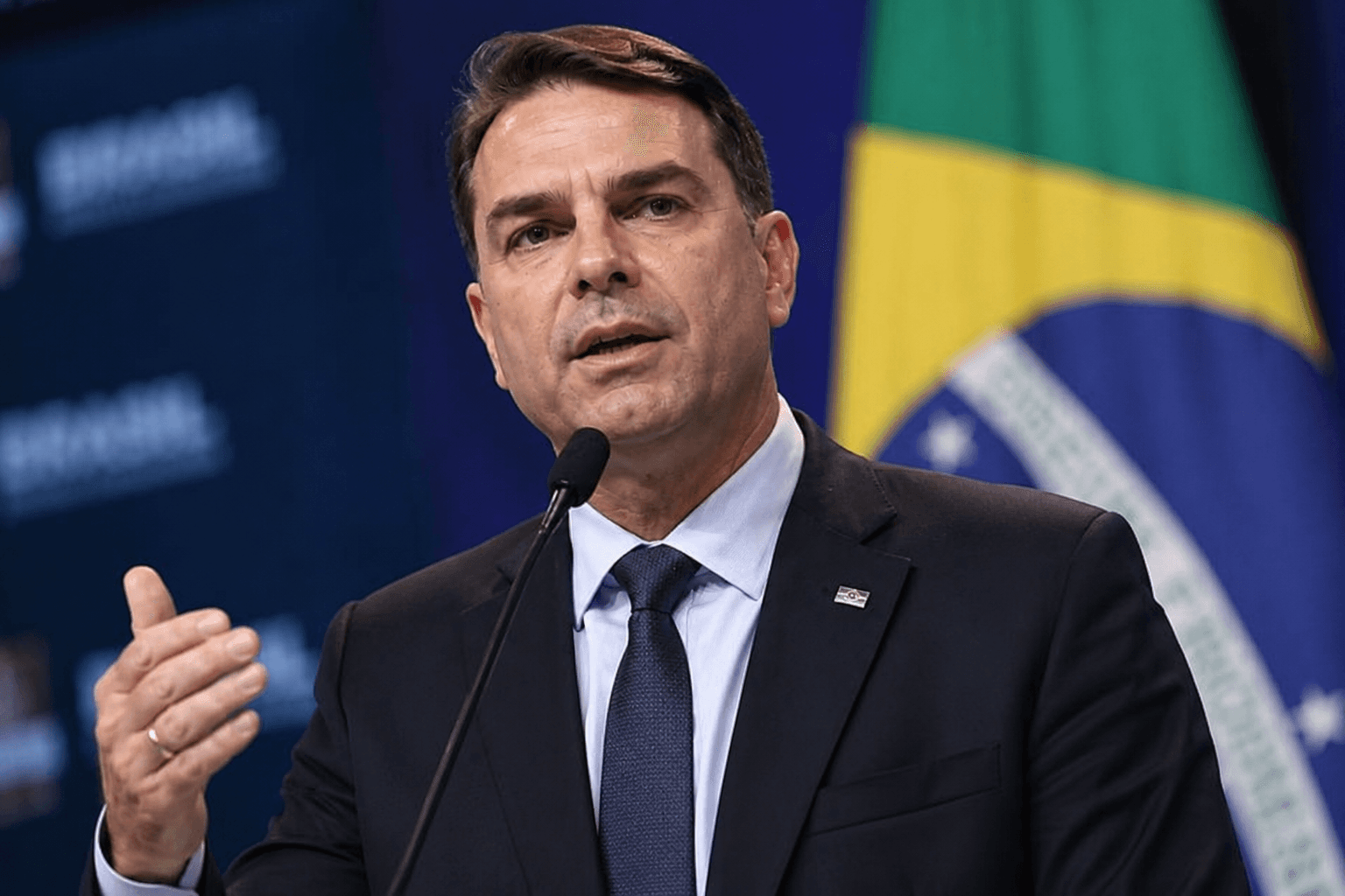 Flávio Bolsonaro é confirmado candidato do PL contra Lula em 2026
