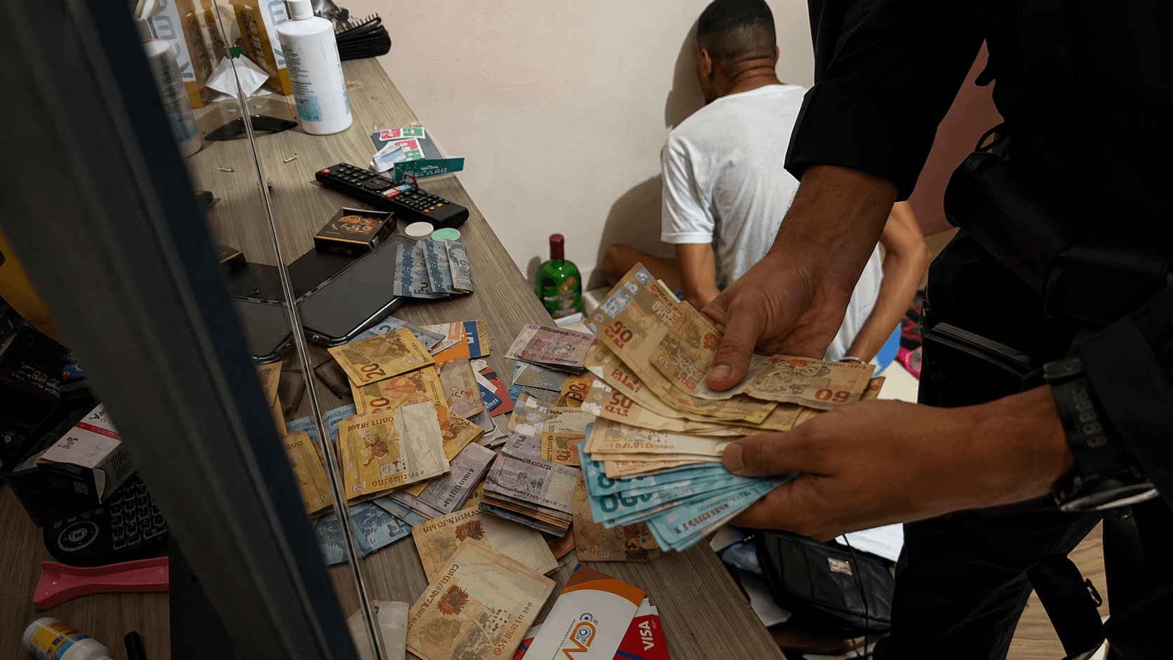 Bahia bloqueia 200 contas e prende suspeitos de facção carioca