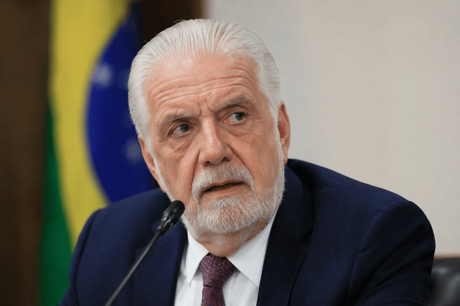 Sob suspeita de propina do Master: Wagner adia depoimento à PF
