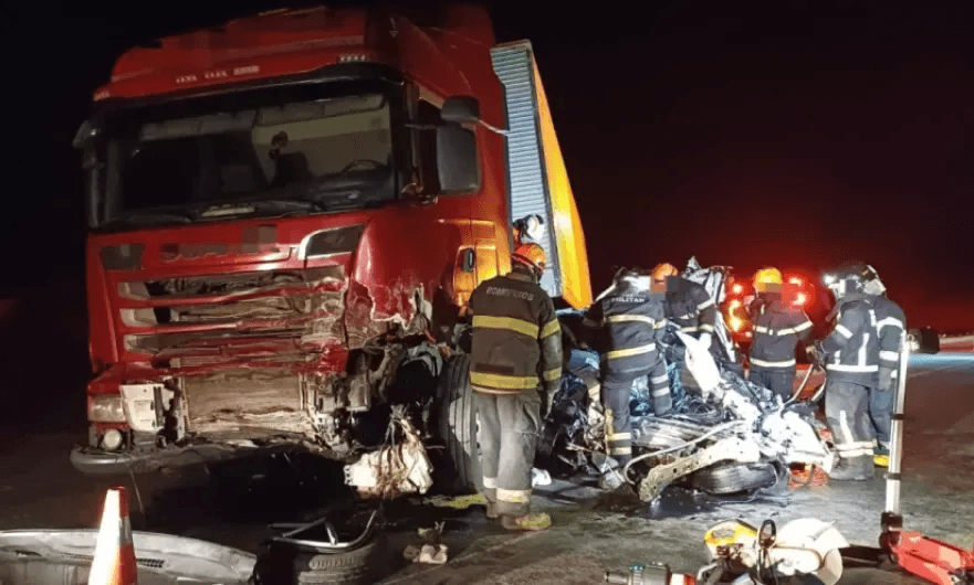 BR-232: pai e dois filhos morrem em colisão frontal com carreta em PE