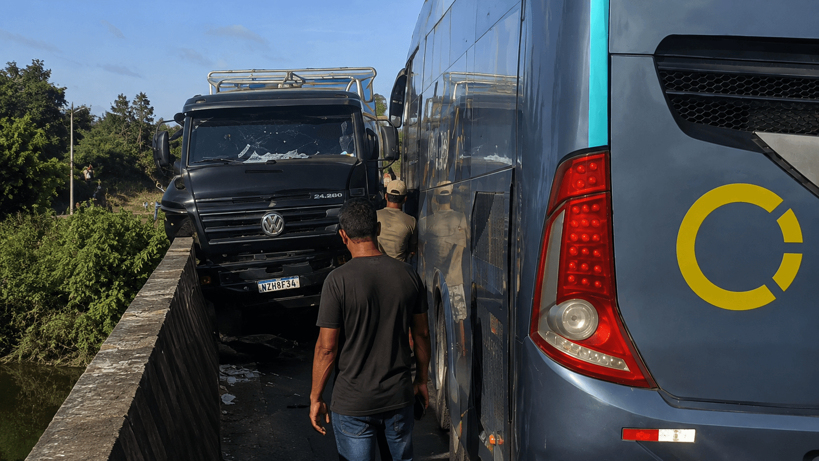 Ônibus da Cidade Sol se envolve em acidente em ponte na Bahia