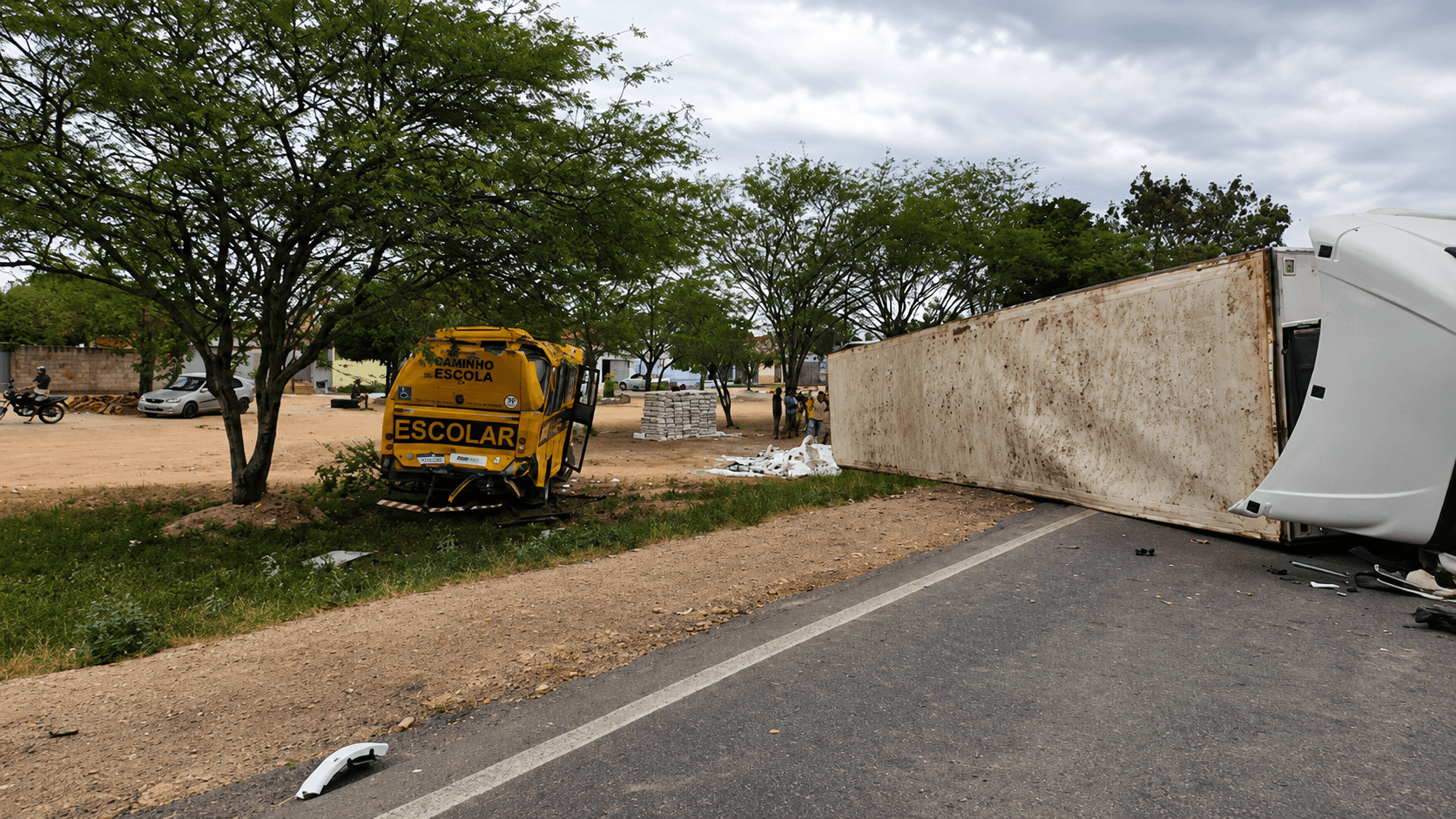 BR-116: ônibus escolar bate em carreta e tomba em Serrinha, na Bahia