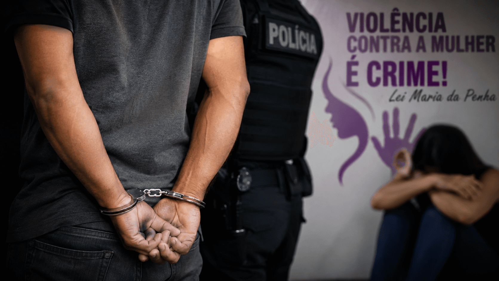 Homem é preso após apertar pescoço e ameaçar matar companheira na frente das filhas em Garanhuns