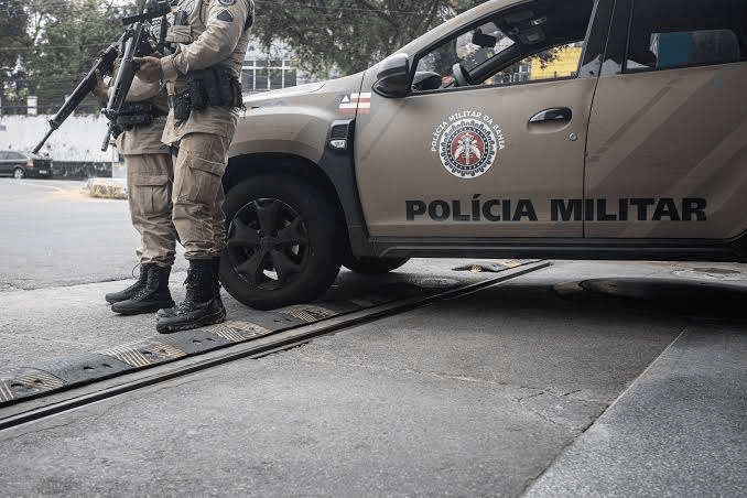 Santa Brígida: trio armado invade casa, agride casal e exige Pix