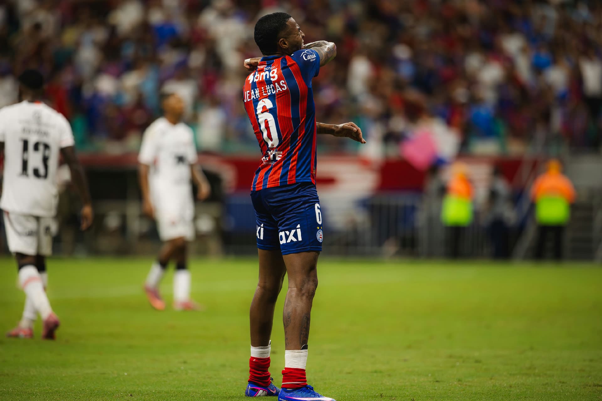 Jean Lucas, volante do Bahia, em campo durante clássico contra o Vitória