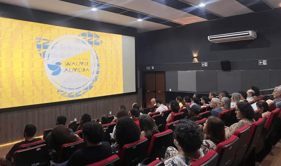 Telão do Cine Walmir Almeida com público assistindo a exibição de filme em Aracaju
