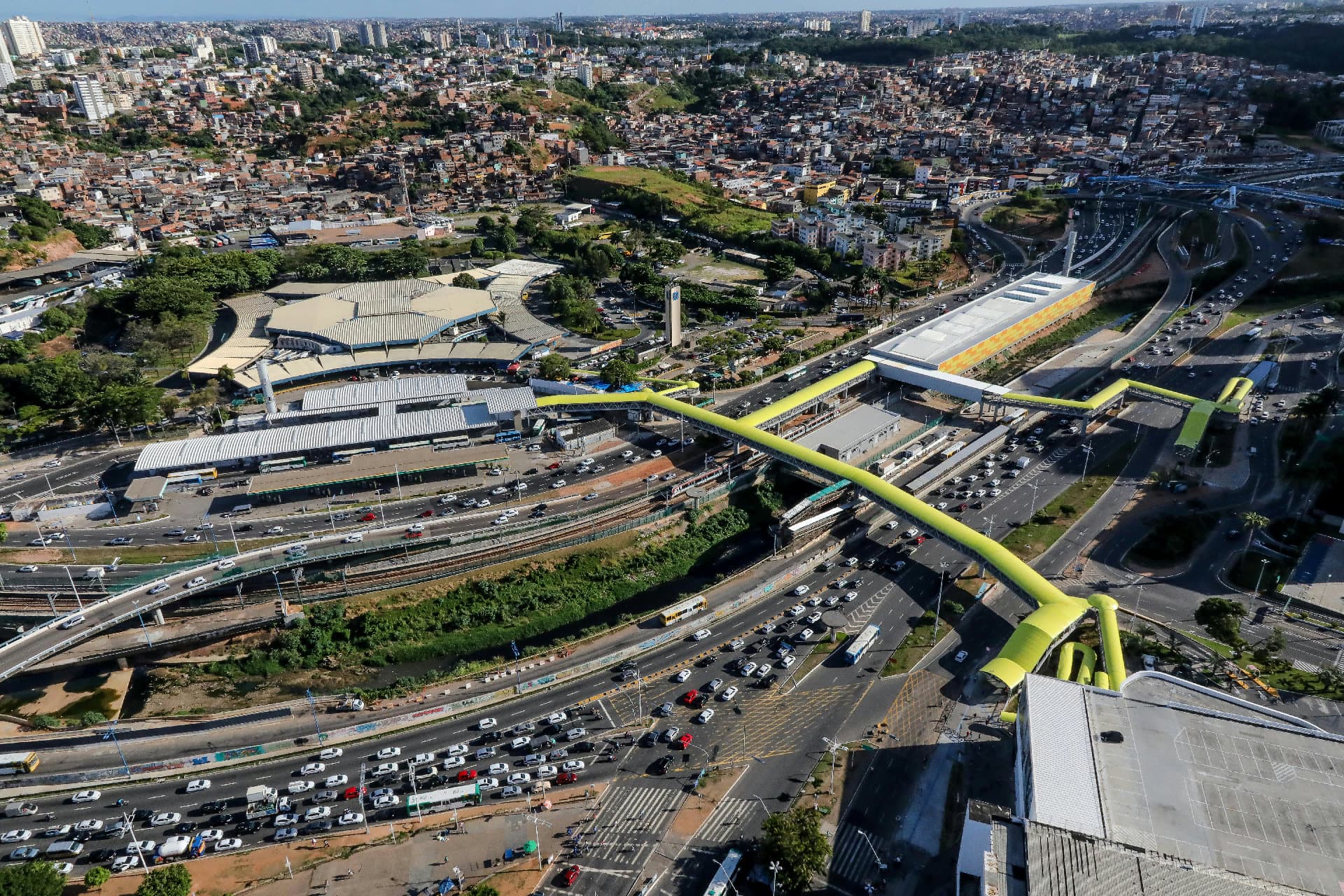 Obras do viaduto do VLT de Salvador sobre a BR-324, próximo a Águas Claras