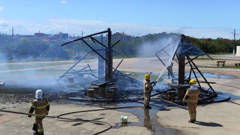 Quiosques destruídos por incêndio na Orlinha do Eduardo Dutra, em Aracaju