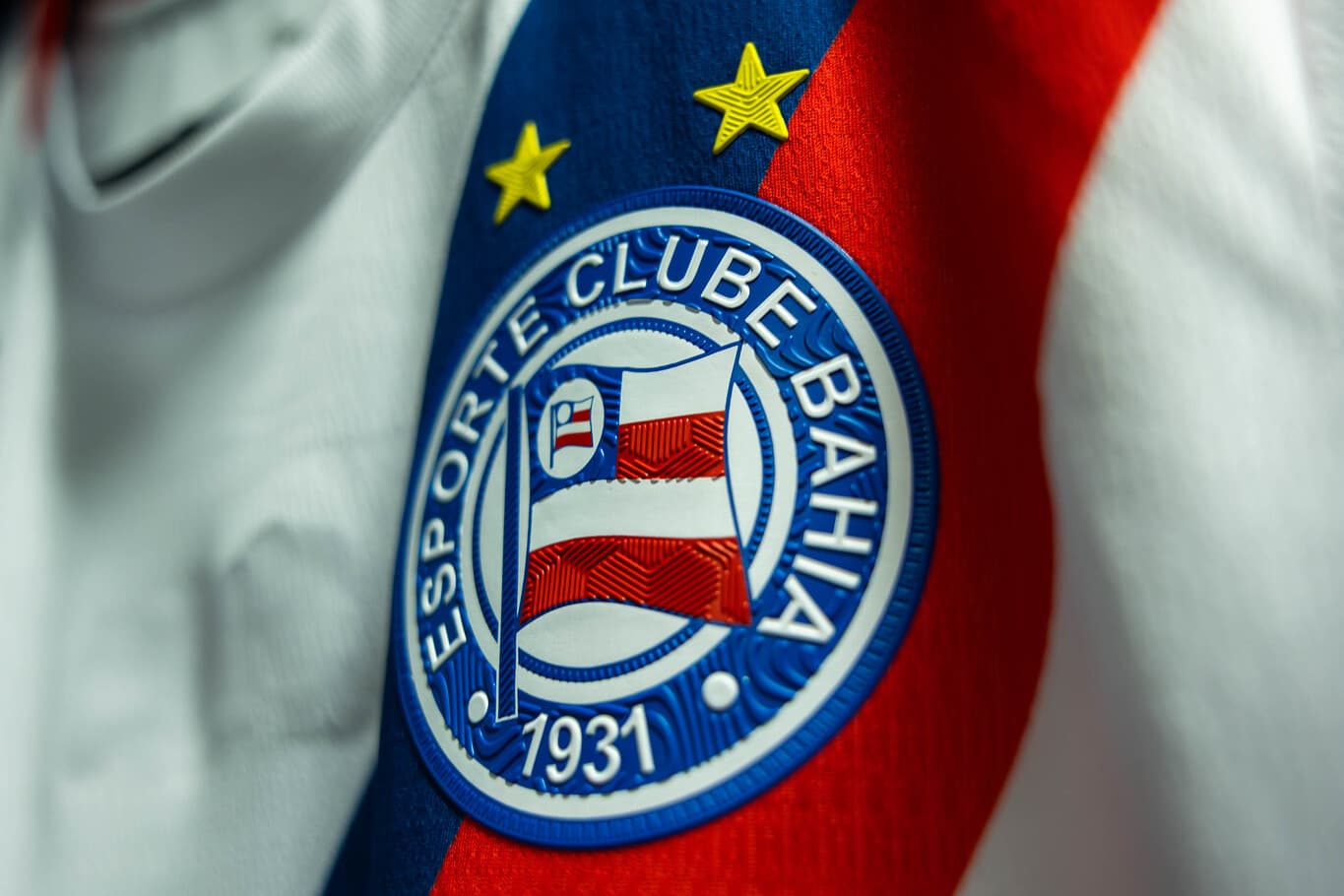 Goleiro Marcos Felipe com a camisa do Esporte Clube Bahia