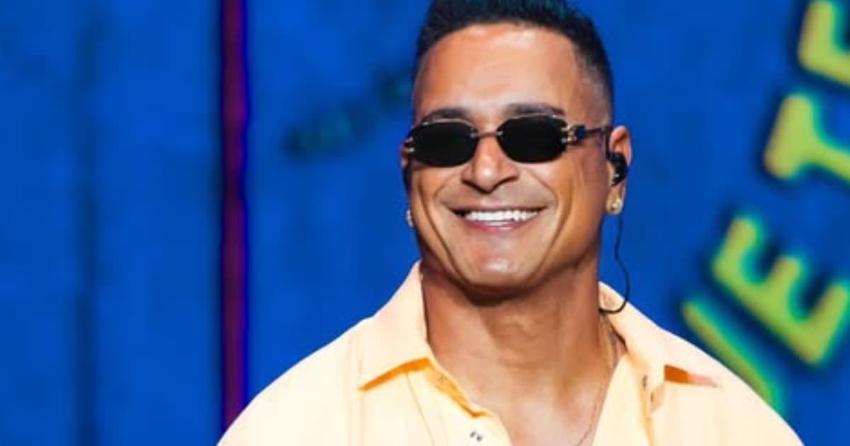 Xanddy Harmonia no palco durante o Fortal 2026, em Fortaleza