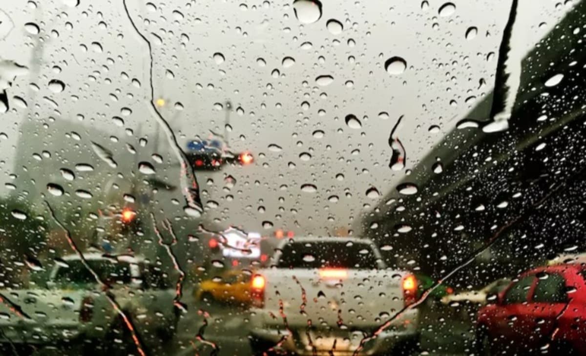 Céu nublado e chuva no litoral da Bahia durante passagem de sistema frontal