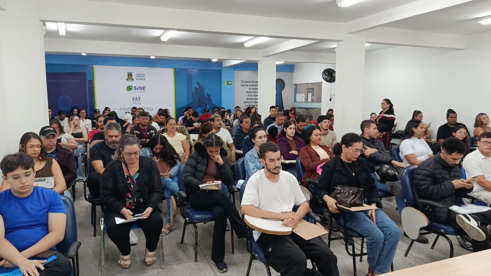 Fila de candidatos em agência do Sine para busca de emprego