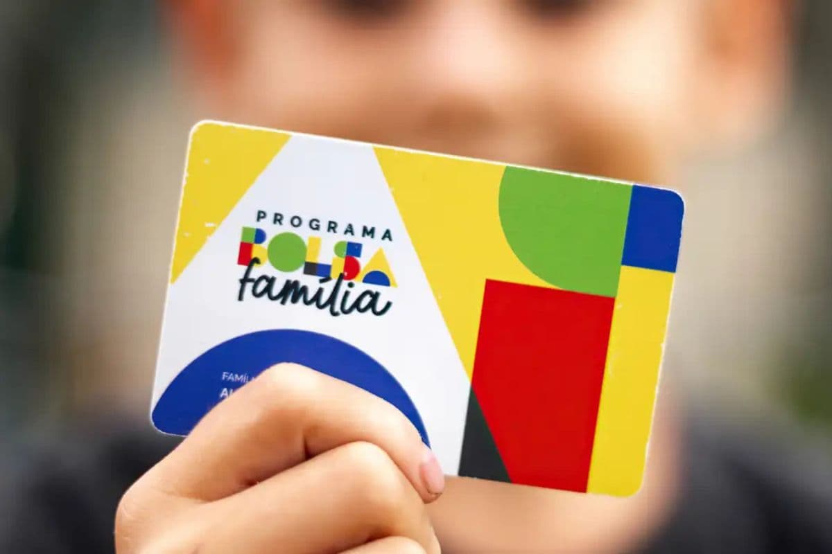 Cartão do programa Bolsa Família em mãos de beneficiário