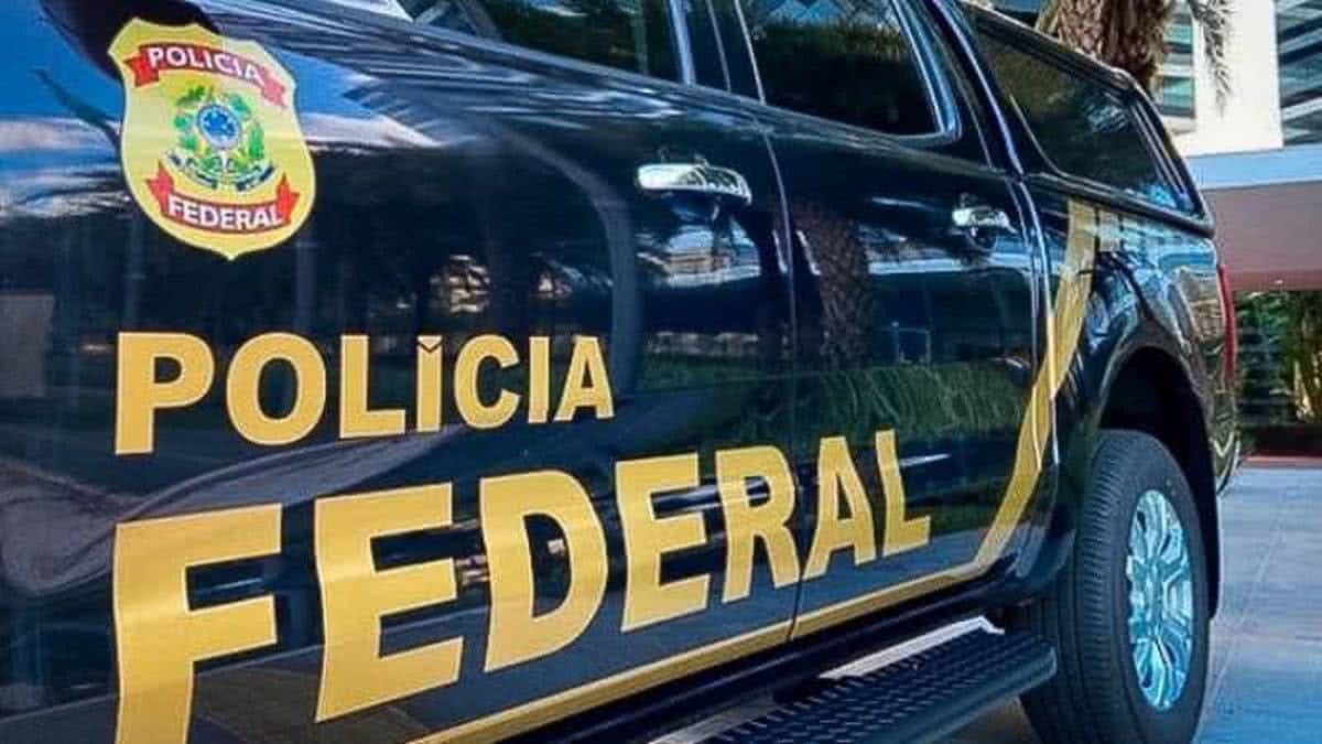 Viatura da Polícia Federal estacionada em frente a centro comercial em Salvador