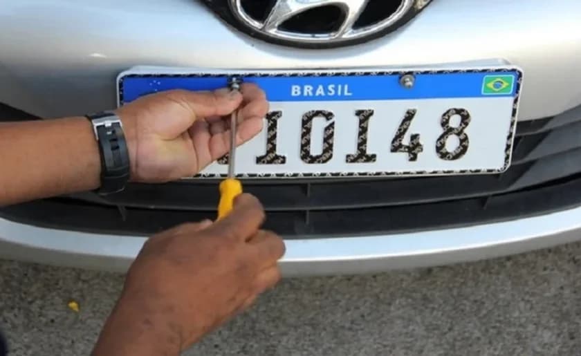 Placa Mercosul de veículo brasileiro instalada na parte traseira de automóvel