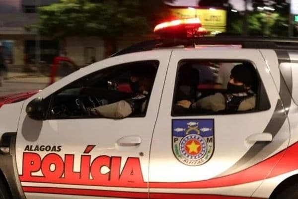 Viatura da Polícia Militar de Alagoas em patrulhamento noturno