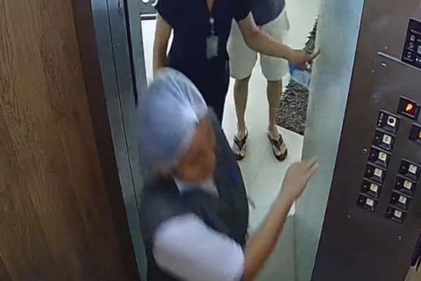 Portaria de condomínio residencial com câmera de segurança em destaque