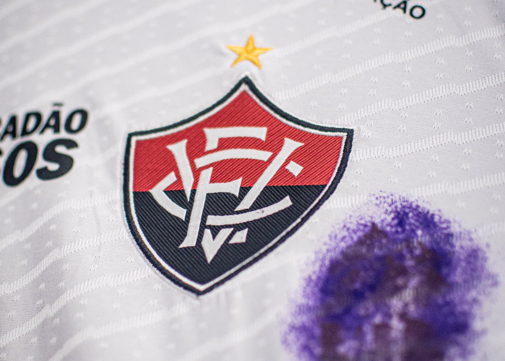 Meia Pablo Baianinho com a camisa do Esporte Clube Vitória