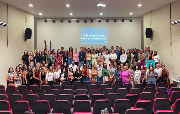Estudantes em escola pública recebendo atendimento de saúde em Paulo Afonso