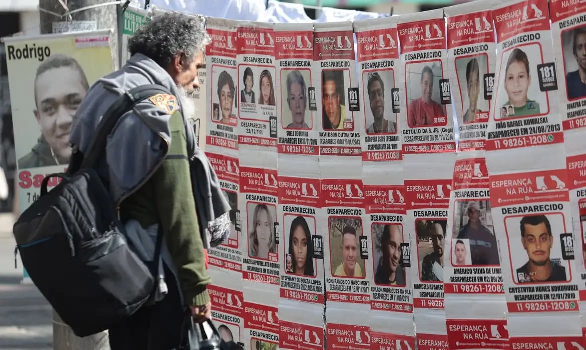 Perito realiza coleta de material genético para banco de DNA de pessoas desaparecidas