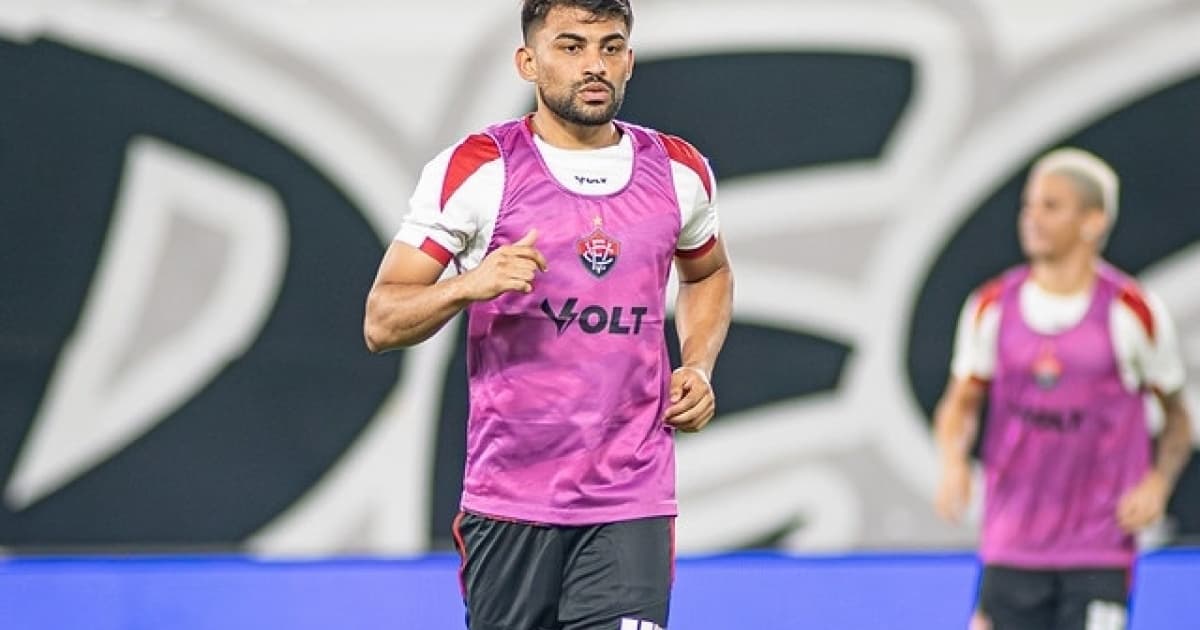 Volante Ronald com a camisa do Vitória durante partida