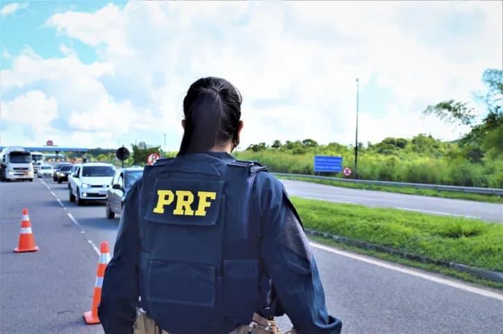 Viatura da PRF em rodovia federal da Bahia durante operação de fiscalização no período junino