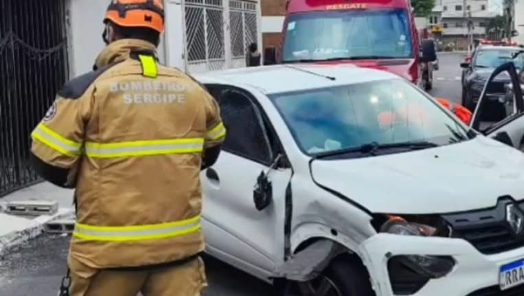 Viatura do Corpo de Bombeiros Militar de Sergipe em atendimento a acidente com encarceramento mecânico