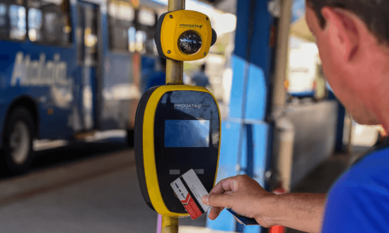 Passageiro utilizando cartão Mais Aracaju no validador de ônibus em Aracaju