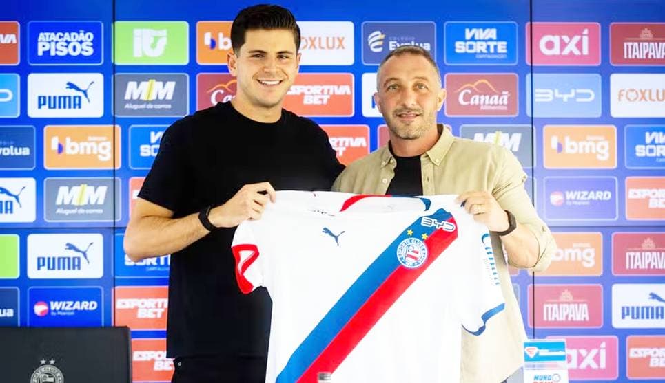 Diretor de futebol Cadu Santoro e zagueiro espanhol Marco Moreno na apresentação oficial pelo Bahia