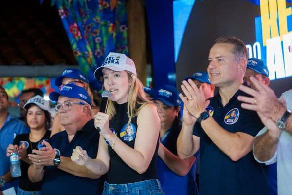 Renan Filho discursa em evento político em Paripueira, Alagoas, ao lado de Renan Calheiros e Cibele Moura