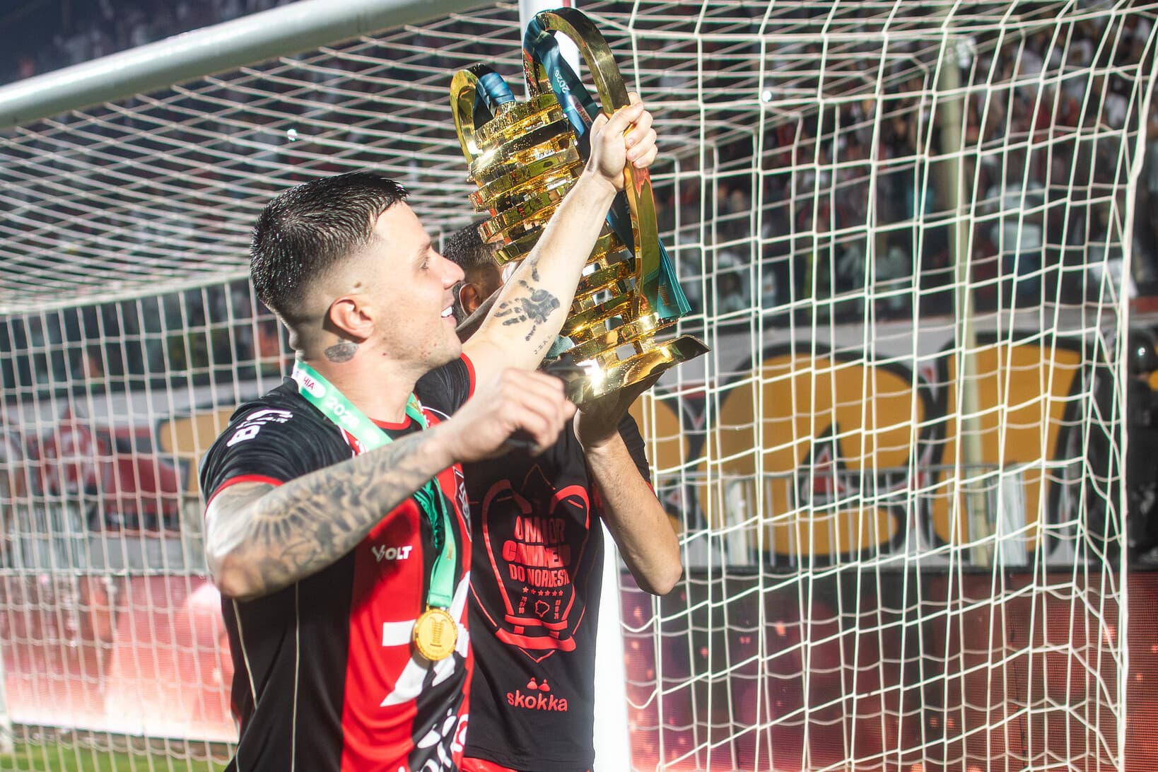 Renato Kayzer, atacante do Esporte Clube Vitória, comemorando gol com a camisa rubro-negra