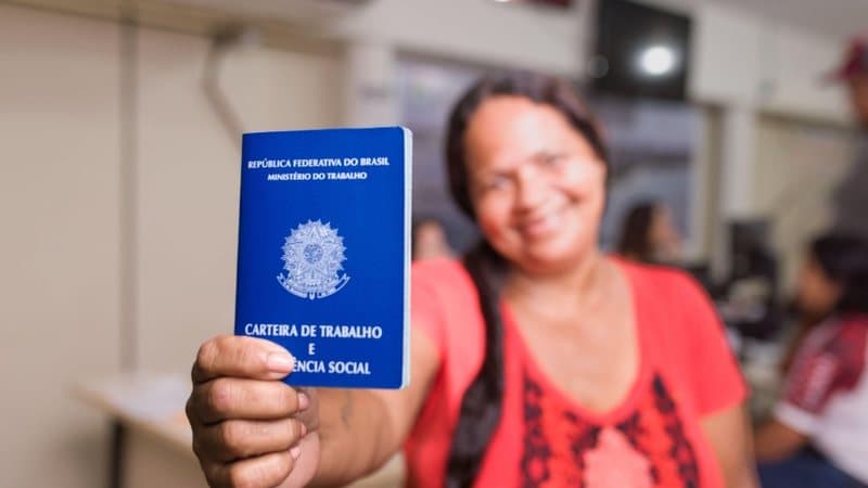 Fila de candidatos no Sine Maceió em busca de vagas de emprego