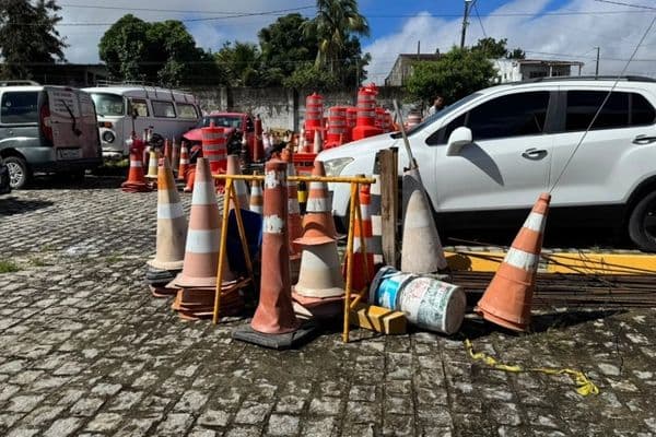 Cones e cavaletes apreendidos pelo DMTT de Maceió durante festejos juninos no Jaraguá