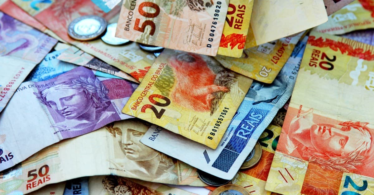 Fachada de agência bancária com placa de crédito e atendimento ao microempreendedor