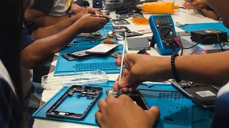 Pessoa usando computador em curso de informática gratuito