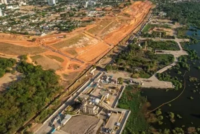 Ruas rachadas e casas abandonadas nos bairros afetados pelo afundamento do solo em Maceió